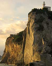klášter na útesu z dovolené v Itálii