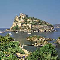 Ischia - pevnost na moři v Itálii