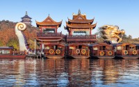 Dřevěné lodě na jezeře u Letního paláce v Pekingu, Čína