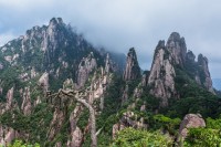 Mlžné vrcholky Národního park Zhangjiajie v Číně