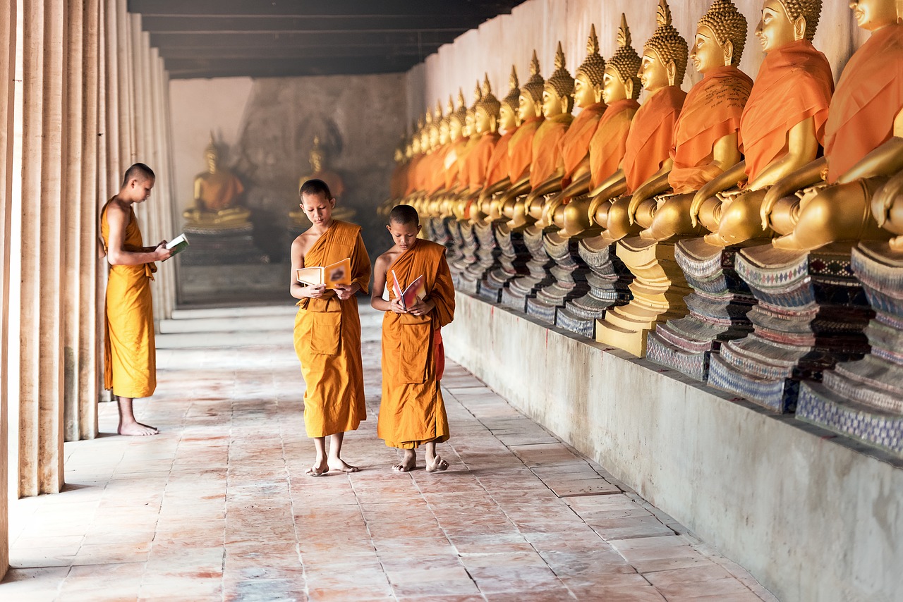 mniši v chrámu
