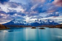 Jezera a hory v NP Torres Del Paine Park, který hraničí na svém východě s NP Los Glacieres