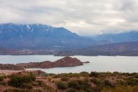 Jezero Potrerillos blízko vrcholku hor v provincii Mendoza