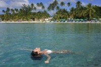 Žena koupající se u pláže v Boca Chica, Dominikána