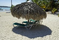 Plážová lehátka na pláží v Boca Chica, Dominikána
