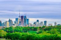 Výhled na centrum a zelený park v městě Toronto