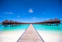 Vodní vily stojící v tropickém moři, Maledivy