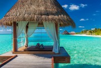 Odhrnutý vodní bungalov na tropickém ostrově na atolu Jižní Ari, Maledivy