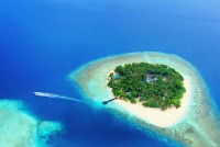 Malý tropický ostrov na atolu Jižní Malé, Maledivy