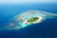 Letecký pohled na luxusní resorty na atolu Severní Ari, Maledivy