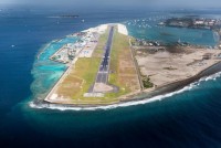 Jediné mezinárodní letiště na ostrově Hulhule na atolu Severní Malé, Maledivy
