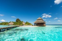 Azurové moře a luxusní tropické vilky na atolu Severní Malé, Maledivy