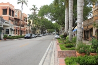 Typický pohled do ulic v Naples – barevné baráčky a palmy.