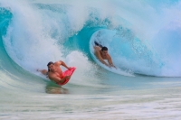 Vlny na Oahu jsou ideální pro surfování.