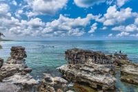 Udělejte si v Phu Qouc výlety po nádherných skalních útvarech u moře.