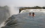 Extrémní koupání na hraně Viktoriiných vodopádů: Ponořte se do Ďáblova bazénku