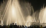 Největší fontána světa v Dubaji chrlí vodu do výšky sto padesáti metrů