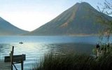 Věříte legendám? Nad slavným jezerem Atitlán prý fouká vítr, co smývá hříchy