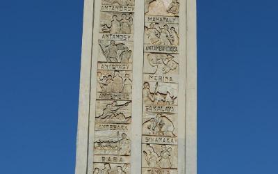 Obelisk se jmény kmenů | Madagaskar - Antsirabe 4