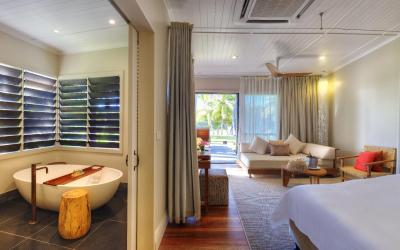 VOMO-Villa-Beachfront-Bedroom-and-Bathroom-Panorama