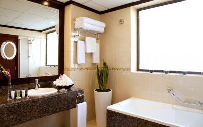 Ramada Plaza Jumeirah Beach Residence - koupelna