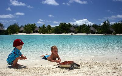 Kids_with_a_turtle