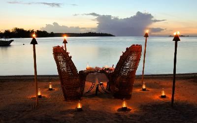 MOZ Intercontinental Moorea Dinner on the Beach.gallery_image.1