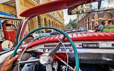 Vintage Car Tourist Tour Havana AdobeStock_101817326