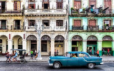 Street scene with vintage car in Havana AdobeStock_70568954