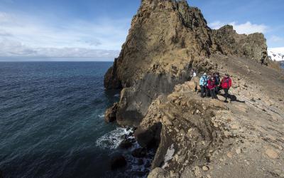 Deception Island - pohled přes Drakeův průliv na sever