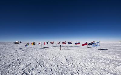 Těsně po příletu - vlajky zakládajících signatářů Antarktické dohody