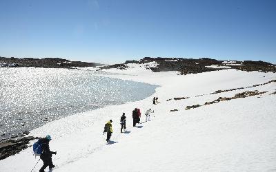 Procházka kolem zamrzlého jezera