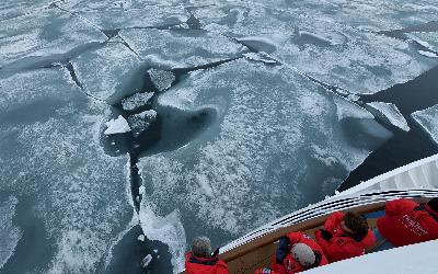 Plavba ledovým příkrovem