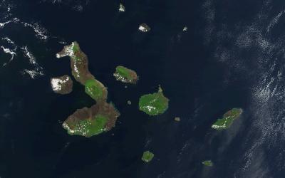 1024px-Galapagos-satellite-2002