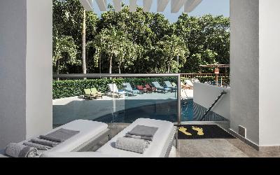 Terrace with sunbeds - Swim Up Suite