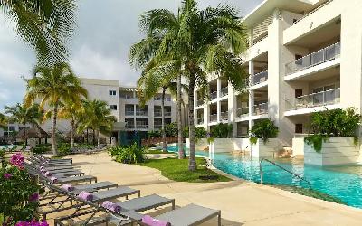 Swim-Up Suites - Pool and the sunbeds