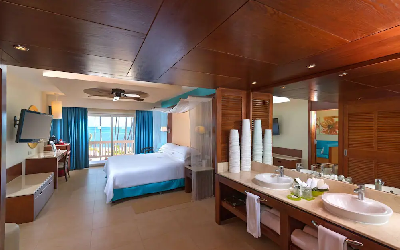 Premium Level Ocean Front Suite Room