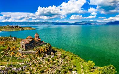 Jezero Sevan s klášterem Hayravank | Arménie 