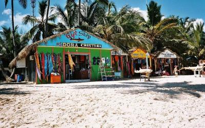dominican-republic barevné domky u pláže