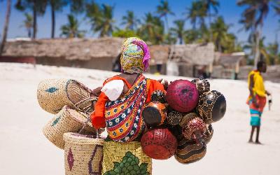 Zanzibar - místní žena na pláži