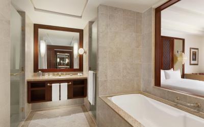 Shangri-La Al Husn Resort and Spa - Al Husn Deluxe King Bathroom - 1302247