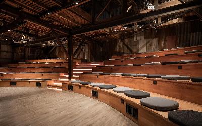 Explorers House - briefingový sál