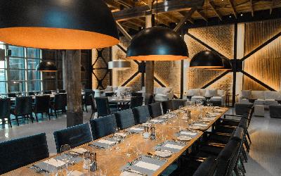 Explorers House - prostřeno k uvítací večeti