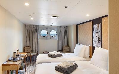 Kajuta Twin s oknem - základní kategorie