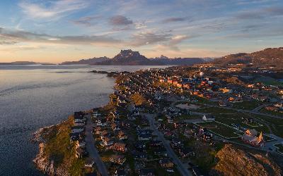 Nuuk s horou Sermitsiaq v pozadí | Visit Greenland - Elia Locardi