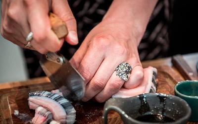 Maktak neboli kůže kytovce s vrstvou tuku - mezi Inuity žádaná lahůdka | Lola A. Åkerström - Visit Greenland