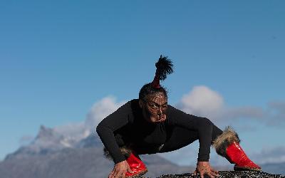 Tanečník předvádějící maskový tanec | David Trood - Visit Greenland