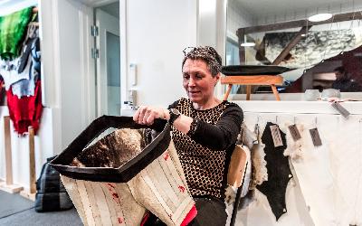 Výroba krátkých kalhot z tulení kůže |  Lola A. Åkerström - Visit Greenland
