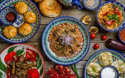 Tradiční uzbecké pokrmy - pilaf, knedlíčky manty, lagman | Uzbekistán