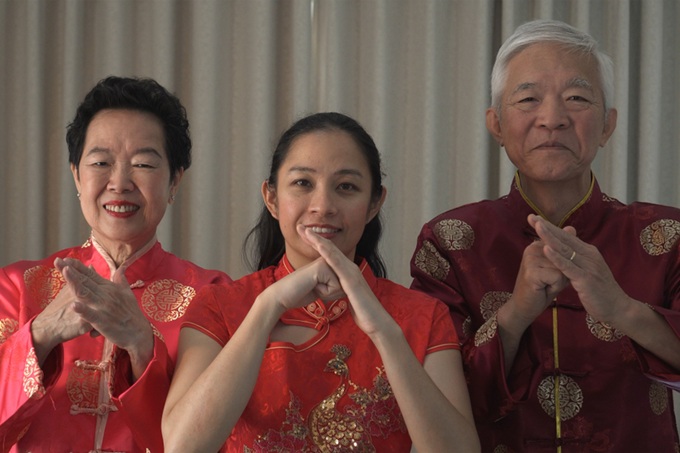 Fotografie tříčlenné čínské rodiny